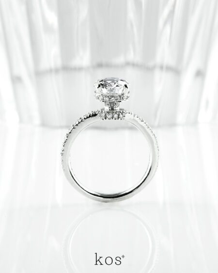 แหวนเพชรแต่งงาน The Floating Round Solitaire ตัวเรือนฝังเพชรแบบ Signature