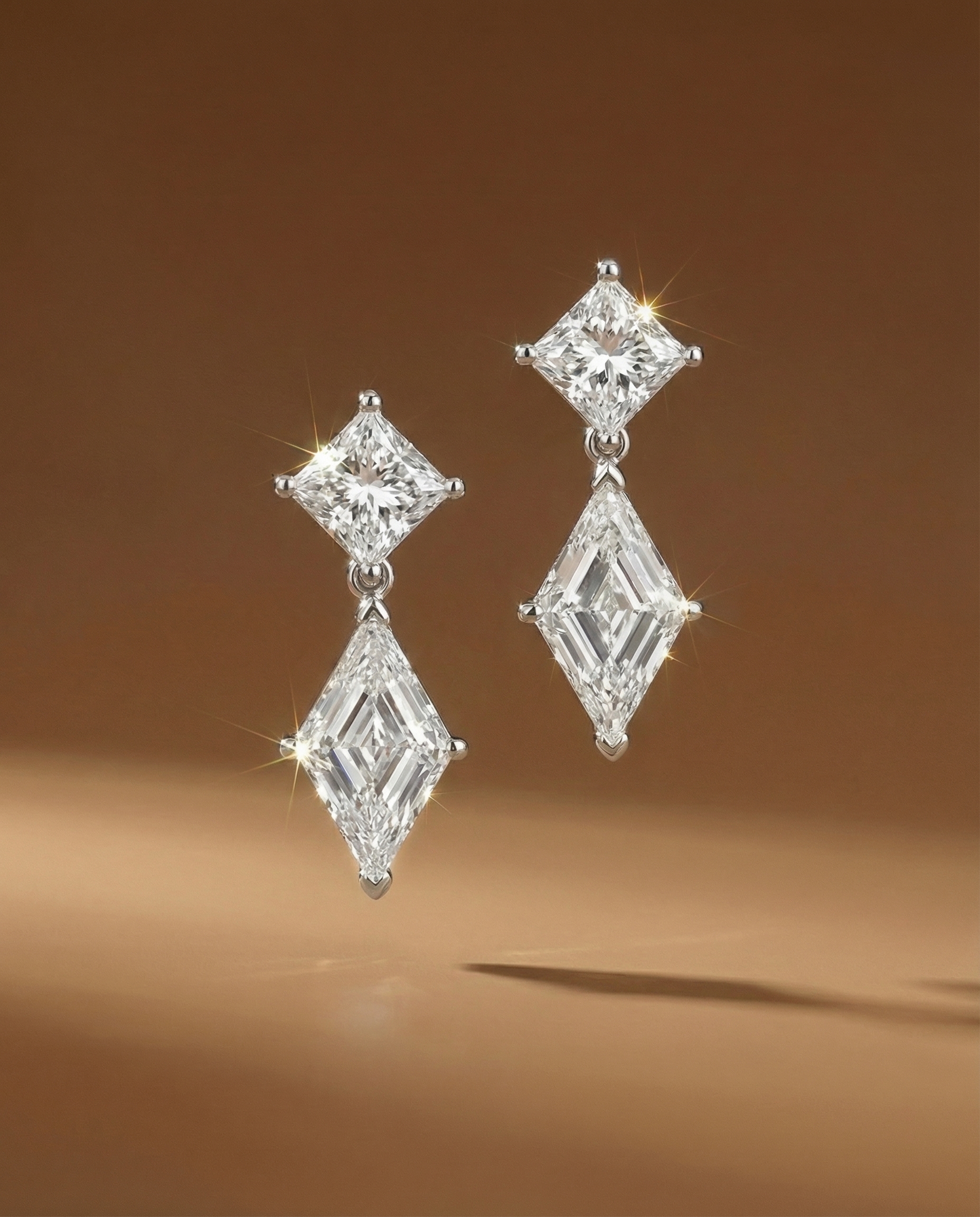 ต่างหู The Apex Drops ใช้เพชรเม็ดบนเป็น Princess Cut และเม็ดล่างเป็น Lozenge Cut