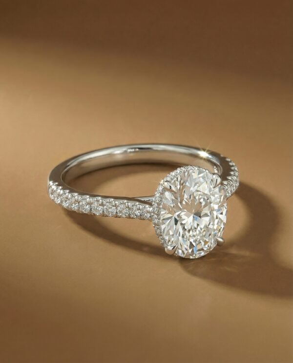 แหวนเพชรรูปไข่ ตัวเรือนเพชรบ้างข้าง จากแบรนด์ kos