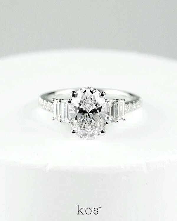 แหวนแต่งงาน เพชรไข่ Versailles Oval Diamond Engagement Ring พร้อมเพชรข้างทรง baguette