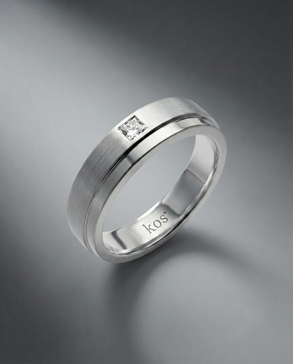 แหวนผู้ชาย KOS ฝังเพชรทรงสี่เหลี่ยม Princess Cut ตัวเรือนขัดด้าน