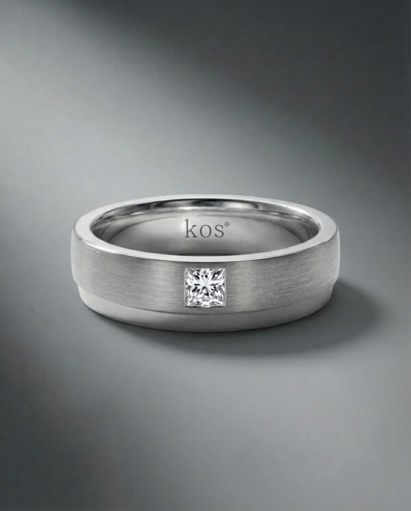 แหวนผู้ชาย KOS ฝังเพชรทรงสี่เหลี่ยม Princess Cut ตัวเรือนขัดด้าน