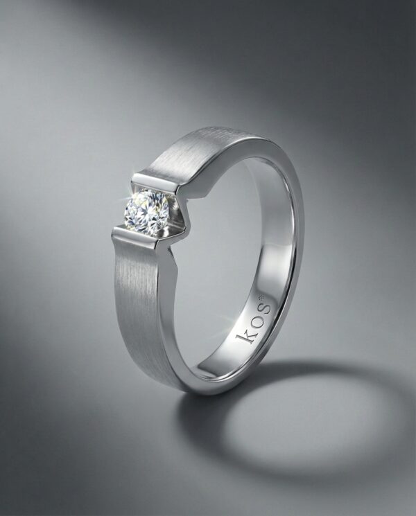 แหวนผู้ชาย KOS ฝังเพชรเม็ดเดี่ยวแบบหนีบ ดีไซน์สีเงินขัดด้าน