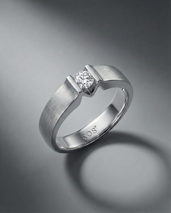 แหวนผู้ชาย KOS ฝังเพชรเม็ดเดี่ยวแบบหนีบ ดีไซน์สีเงินขัดด้าน