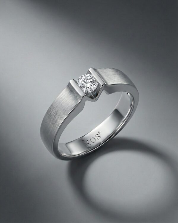 แหวนผู้ชาย KOS ฝังเพชรเม็ดเดี่ยวแบบหนีบ ดีไซน์สีเงินขัดด้าน