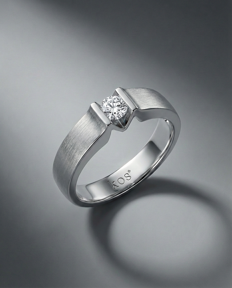 แหวนผู้ชาย KOS ฝังเพชรเม็ดเดี่ยวแบบหนีบ ดีไซน์สีเงินขัดด้าน