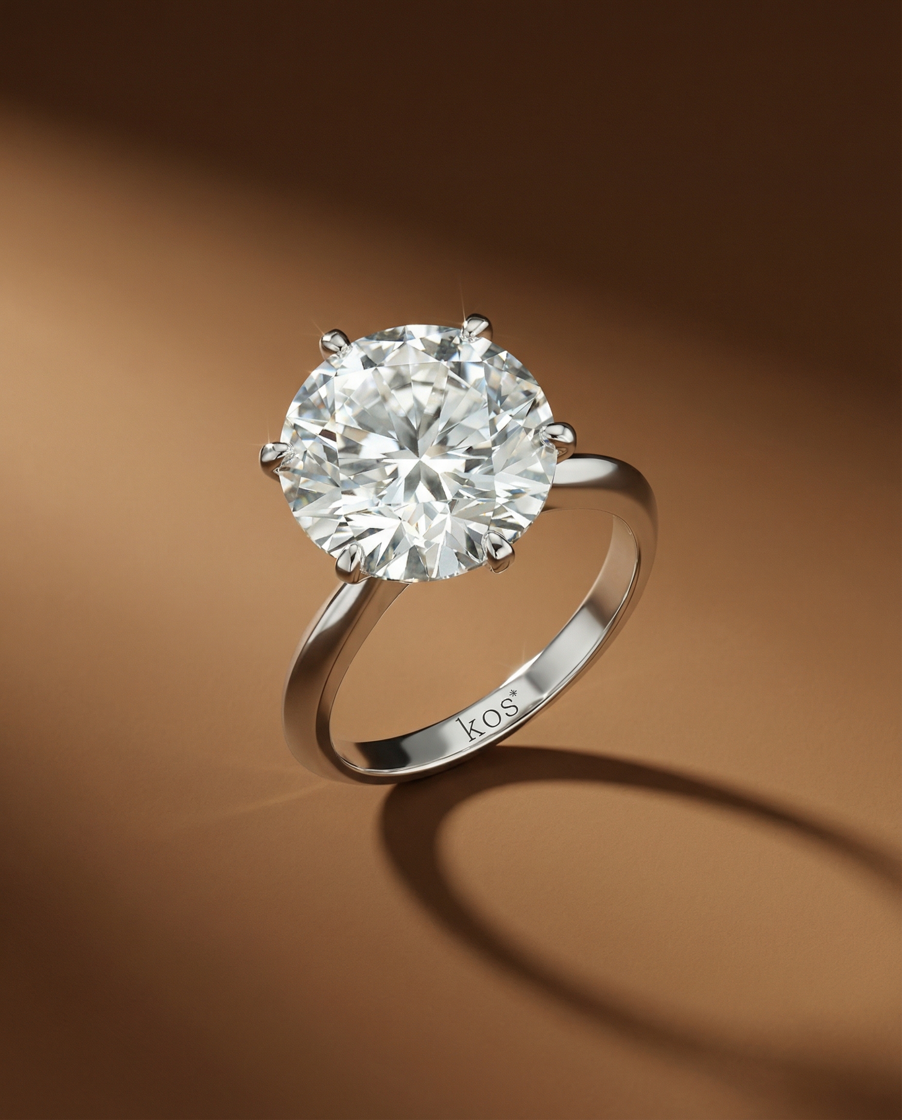 แหวนเพชรกลม ตัวเรือนชู เรียบหรู