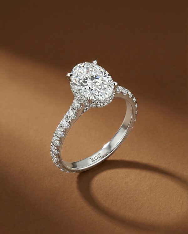 แหวนเพชร Oval ตัวเรือนมีเพชรบ่าข้างและสะพานแหวน