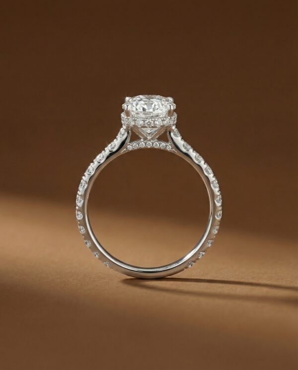 แหวนเพชร Oval ตัวเรือนมีเพชรบ่าข้างและสะพานแหวน