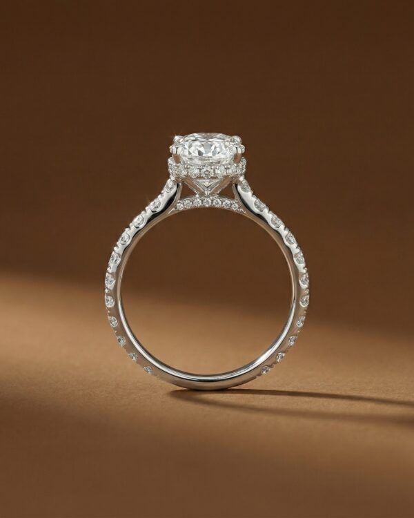 แหวนเพชร Oval ตัวเรือนมีเพชรบ่าข้างและสะพานแหวน