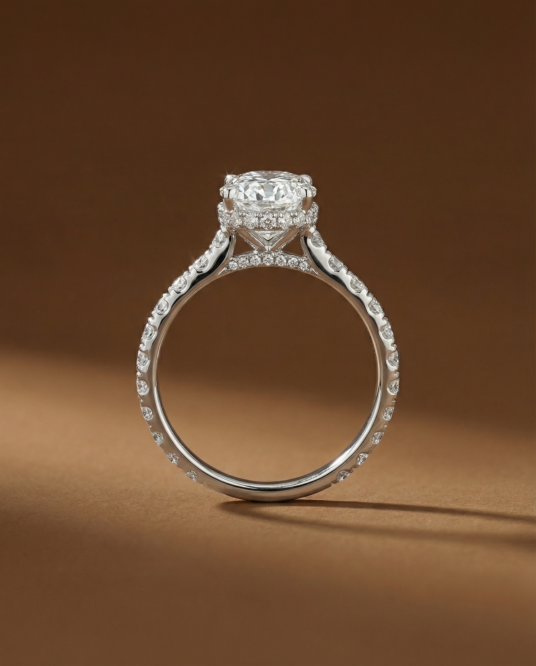 แหวนเพชร Oval ตัวเรือนมีเพชรบ่าข้างและสะพานแหวน