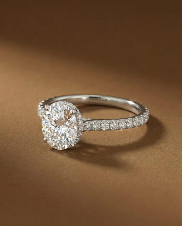 แหวนเพชร Oval ตัวเรือนมีเพชรบ่าข้างและสะพานแหวน