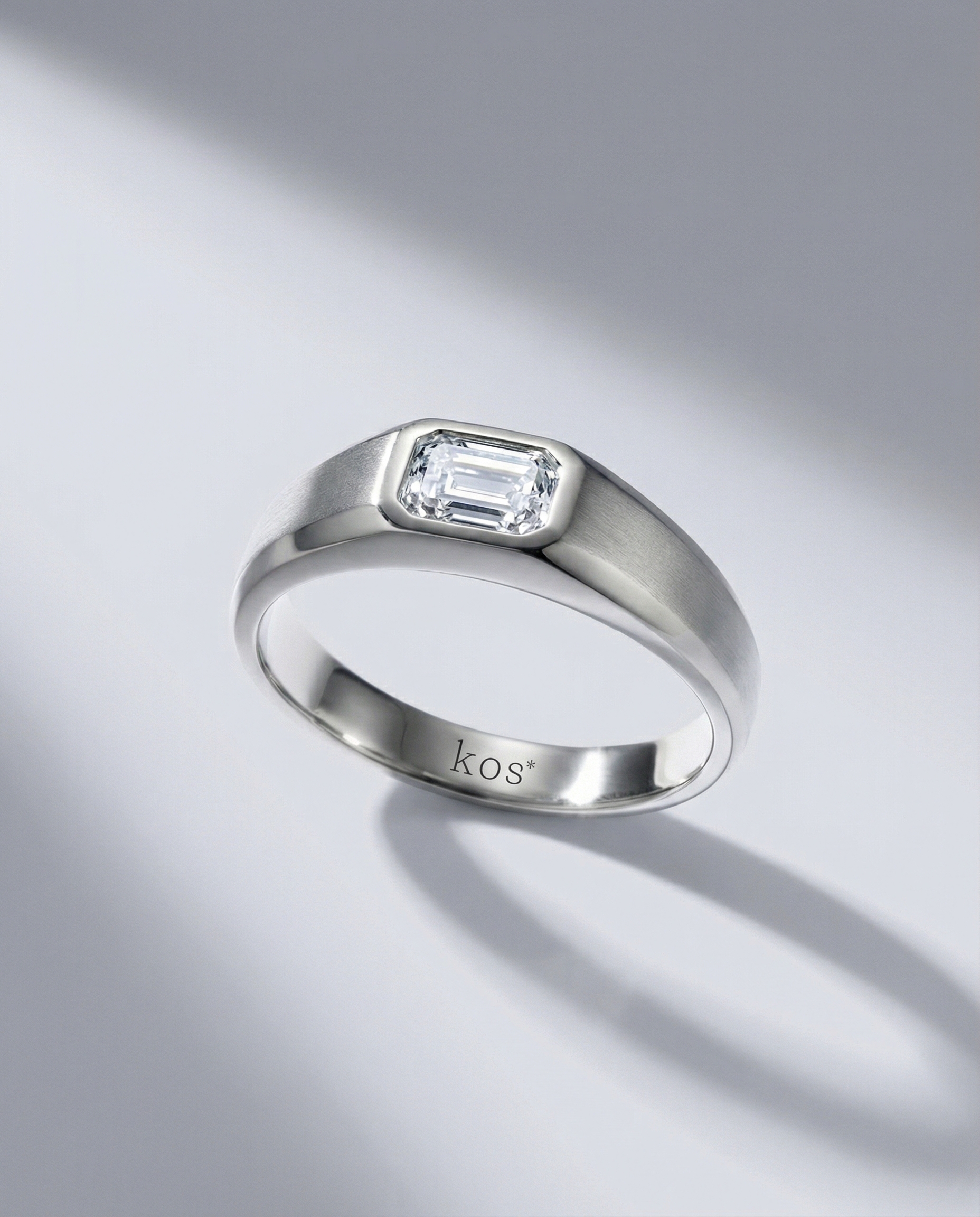 แหวนเพชร Emerald Cut ดีไซน์แนวนอน ตัวเรือนสีเงินขัดด้าน