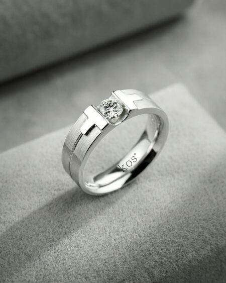 แหวนชาย เพชรกลม ตัวเรือนทรงคล้ายตัว T ขนาบเพชรทั้ง 2 ข้าง