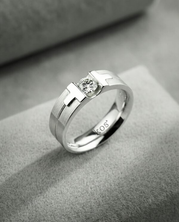 แหวนชาย เพชรกลม ตัวเรือนทรงคล้ายตัว T ขนาบเพชรทั้ง 2 ข้าง