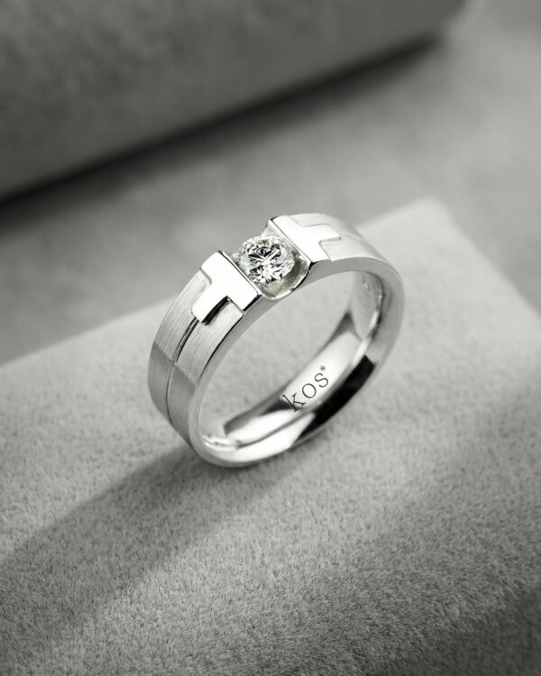 แหวนชาย เพชรกลม ตัวเรือนทรงคล้ายตัว T ขนาบเพชรทั้ง 2 ข้าง