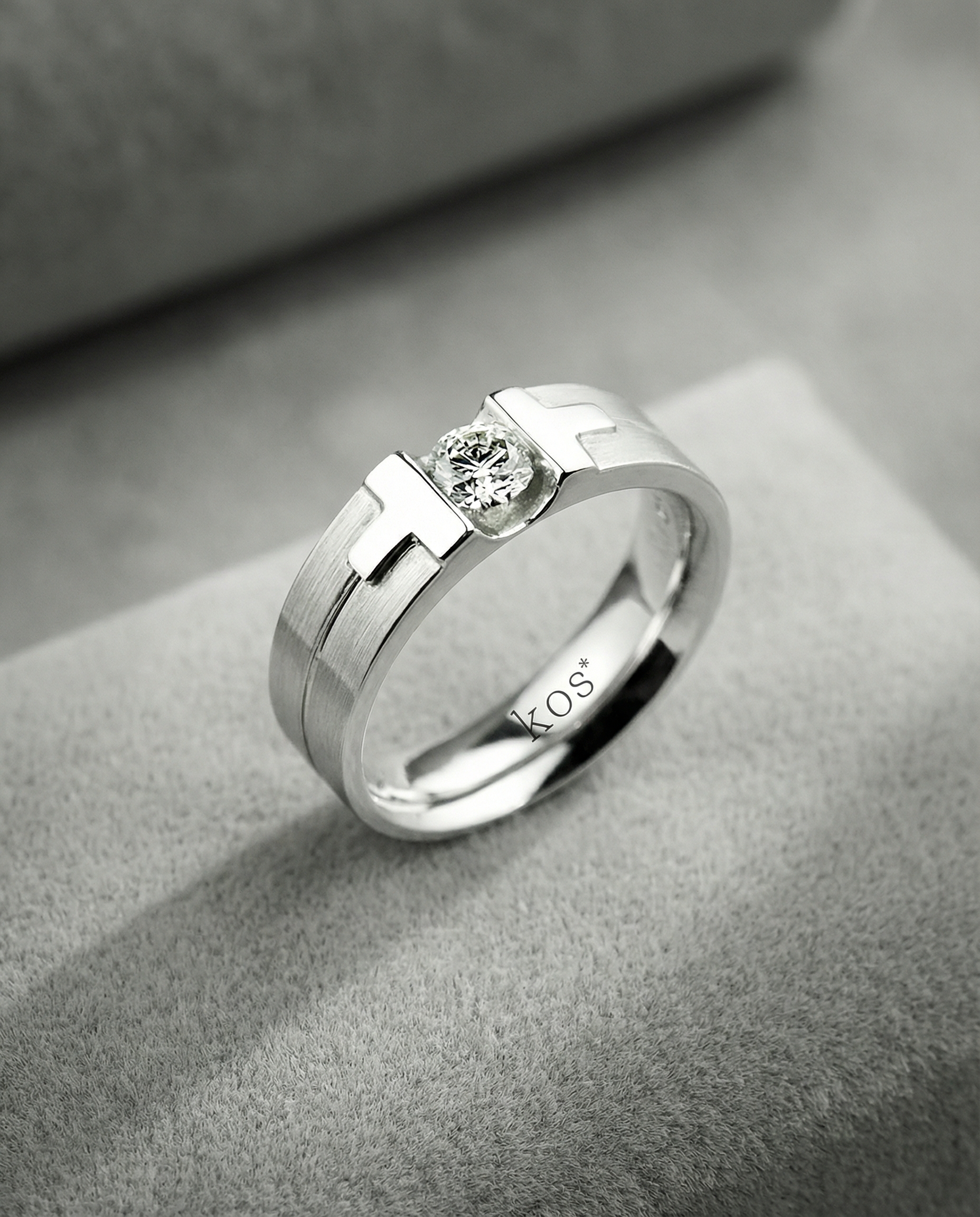 แหวนชาย เพชรกลม ตัวเรือนทรงคล้ายตัว T ขนาบเพชรทั้ง 2 ข้าง