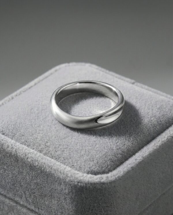 แหวนชาย ก้านเรียบ มีลักษณะโค้งเป็นคลื่น