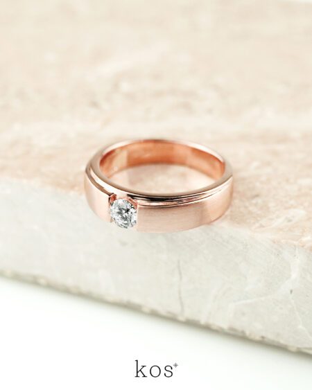 แหวนแต่งงานผู้ชาย ตัวเรือน Rose Gold พร้อมเพชรกลางขนาด 0.60 กะรัต