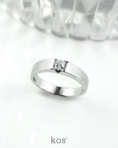 แหวนแต่งงานผู้ชาย ตัวเรือน Signature V Classic พร้อมเพชรกลางขนาด 0.30 กะรัต