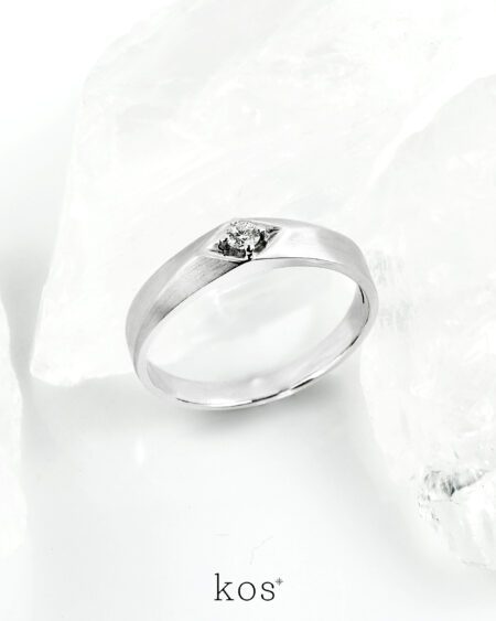 แหวนแต่งงานผู้ชาย ตัวเรือนดีไซน์เป็นเอกลัษณ์เล่นเหลี่ยมมุม พร้อมเพชรกลางขนาด 0.08 กะรัต