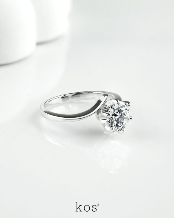 แหวนเพชรแต่งงาน Swirl Round Solitaire บนตัวเรือน White Gold 18K