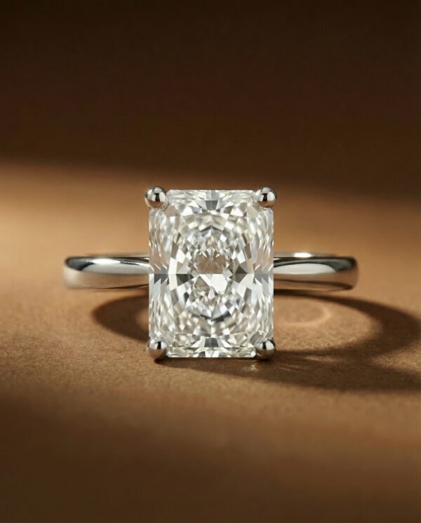 แหวนเพชร Radiant Cut 4 กะรัต ตัวเรือนก้านเรียบ