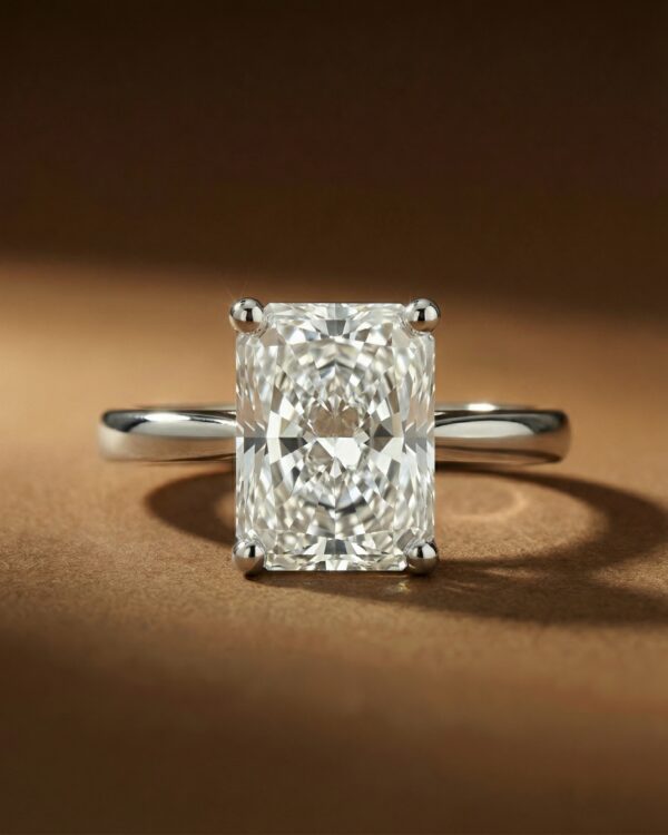 แหวนเพชร Radiant Cut 4 กะรัต ตัวเรือนก้านเรียบ