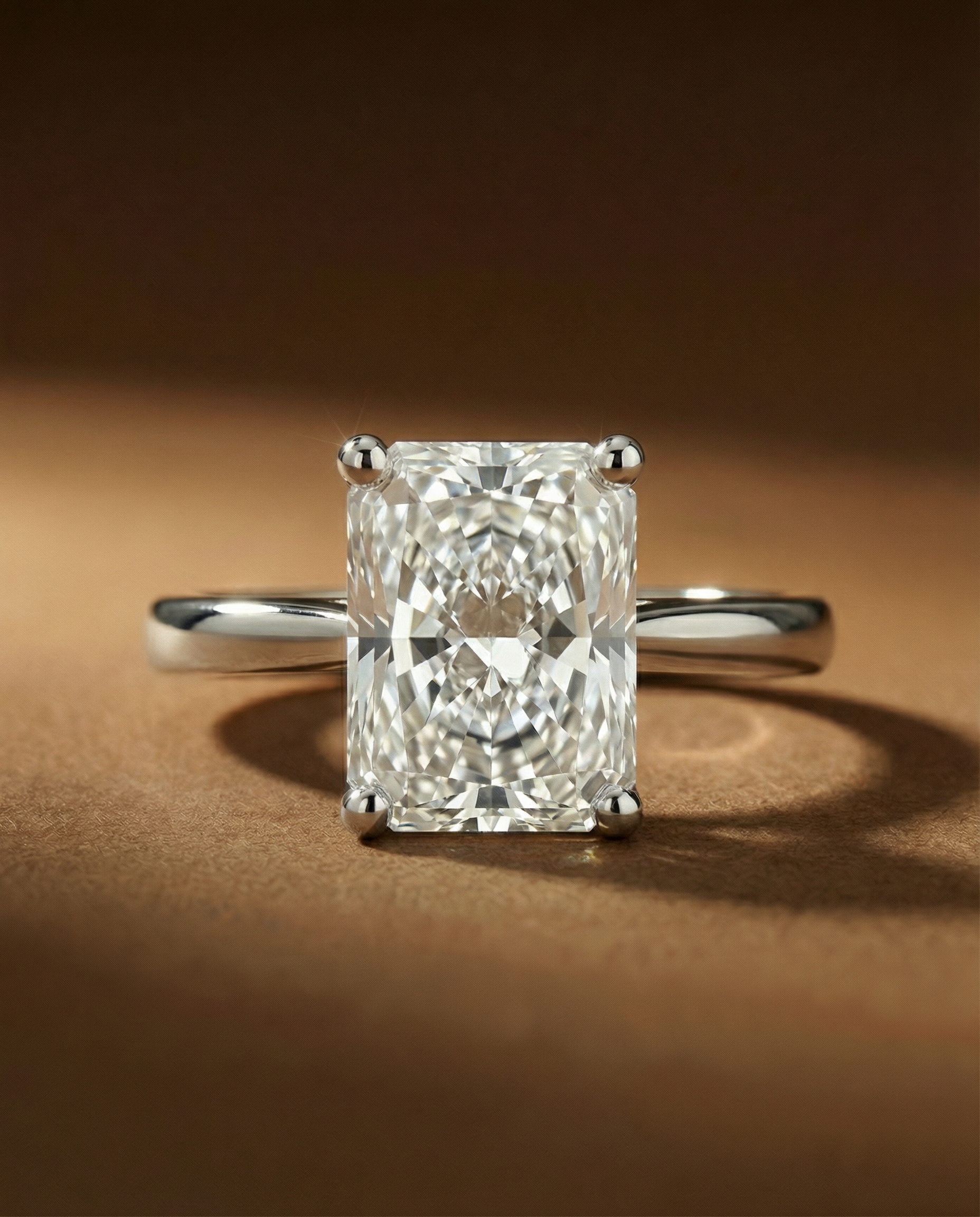 แหวนเพชร Radiant Cut 4 กะรัต ตัวเรือนก้านเรียบ