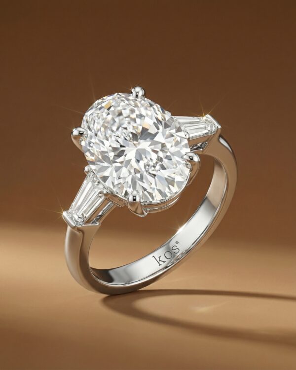 แหวนเพชร Oval Cut ดีไซน์ Three-Stone ขนาบข้างด้วยเพชรเหลี่ยม-แบรนด์-kos