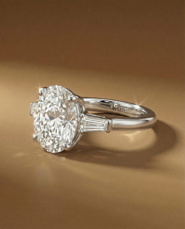 แหวนเพชร Oval Cut ดีไซน์ Three-Stone ขนาบข้างด้วยเพชรเหลี่ยม-แบรนด์-kos