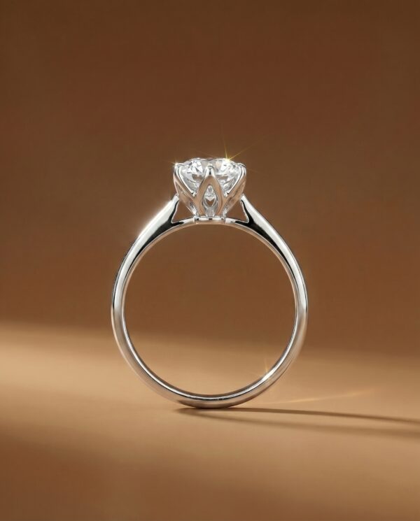 แหวนเพชรแต่งงาน เพชรกลม Signature Lotus Ring