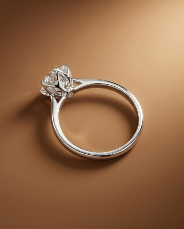 แหวนเพชรแต่งงาน เพชรกลม Signature Lotus Ring