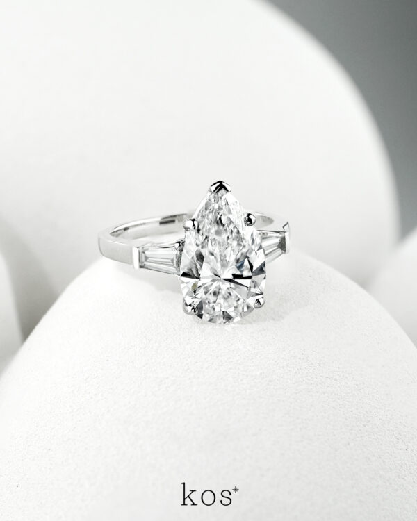 แหวนเพชรแต่งงาน The Three Stone Pear Ring เพชรไข่ พร้อมเพชรข้าง TAPERED BAGUETTE