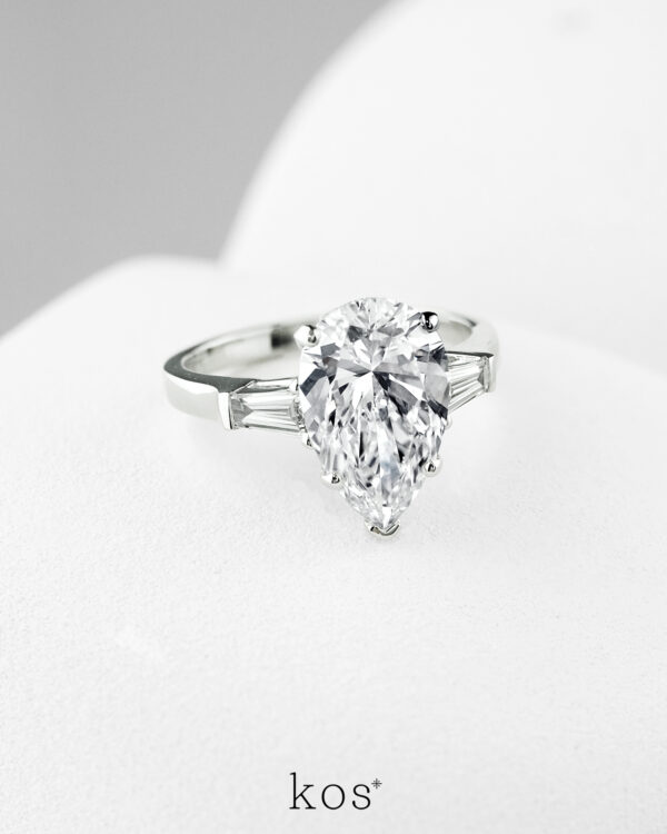 แหวนเพชรแต่งงาน The Three Stone Pear Ring เพชรไข่ พร้อมเพชรข้าง TAPERED BAGUETTE