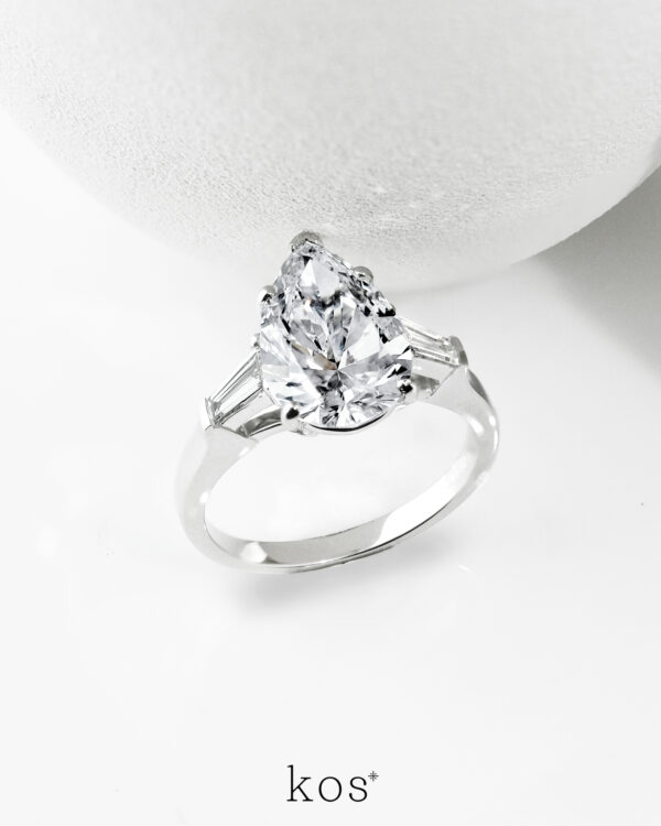 แหวนเพชรแต่งงาน The Three Stone Pear Ring เพชรไข่ พร้อมเพชรข้าง TAPERED BAGUETTE