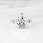 แหวนเพชรแต่งงาน The Three Stone Pear Ring เพชรไข่ พร้อมเพชรข้าง TAPERED BAGUETTE