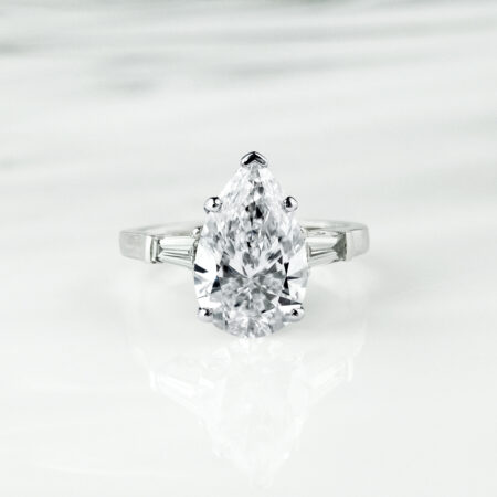 แหวนเพชรแต่งงาน The Three Stone Pear Ring เพชรไข่ พร้อมเพชรข้าง TAPERED BAGUETTE