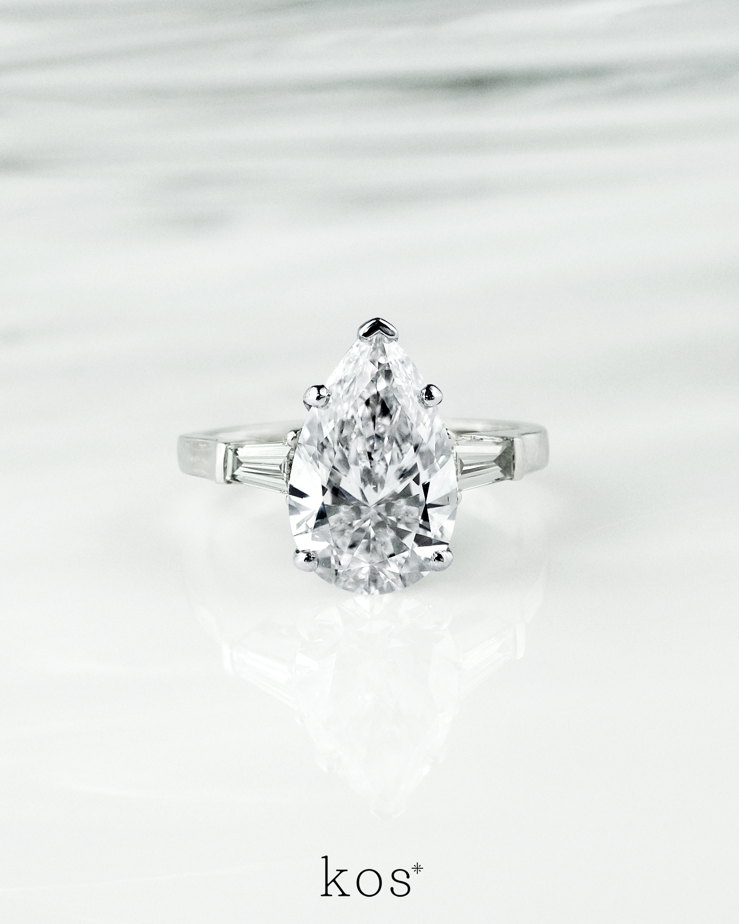 แหวนเพชรแต่งงาน The Three Stone Pear Ring เพชรไข่ พร้อมเพชรข้าง TAPERED BAGUETTE