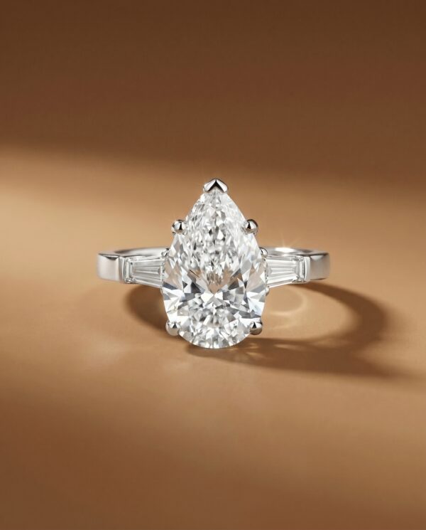 แหวนเพชรแต่งงาน The Three Stone Pear Ring เพชรไข่ พร้อมเพชรข้าง TAPERED BAGUETTE