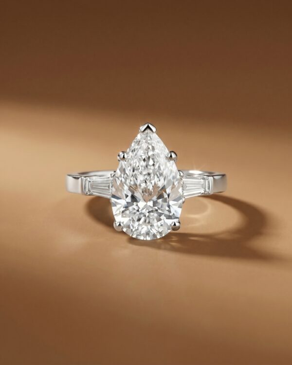 แหวนเพชรแต่งงาน The Three Stone Pear Ring เพชรไข่ พร้อมเพชรข้าง TAPERED BAGUETTE