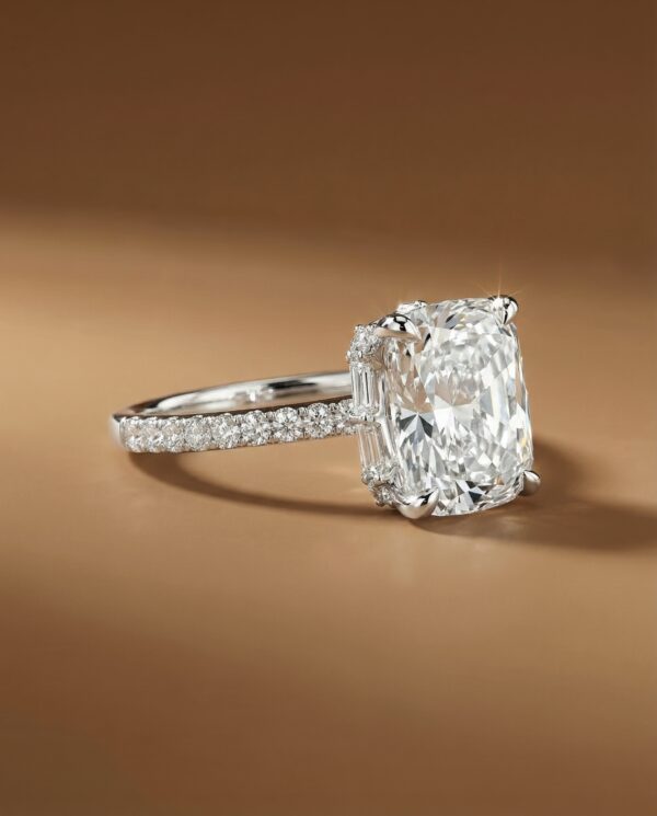 แหวนเพชร Cushion ตัวเรือน Hidden Halo พร้อมเพชรบ่าข้าง