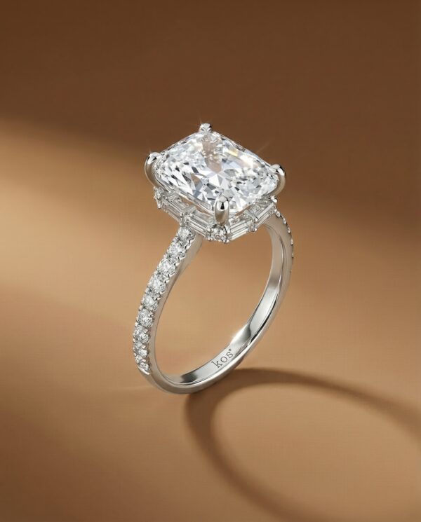 แหวนเพชร Cushion ตัวเรือน Hidden Halo พร้อมเพชรบ่าข้าง