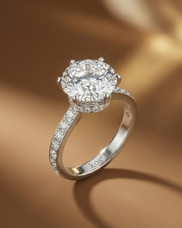 แหวนเพชรกลม มี Hidden Halo และเพชรข้างบนตัวเรือน