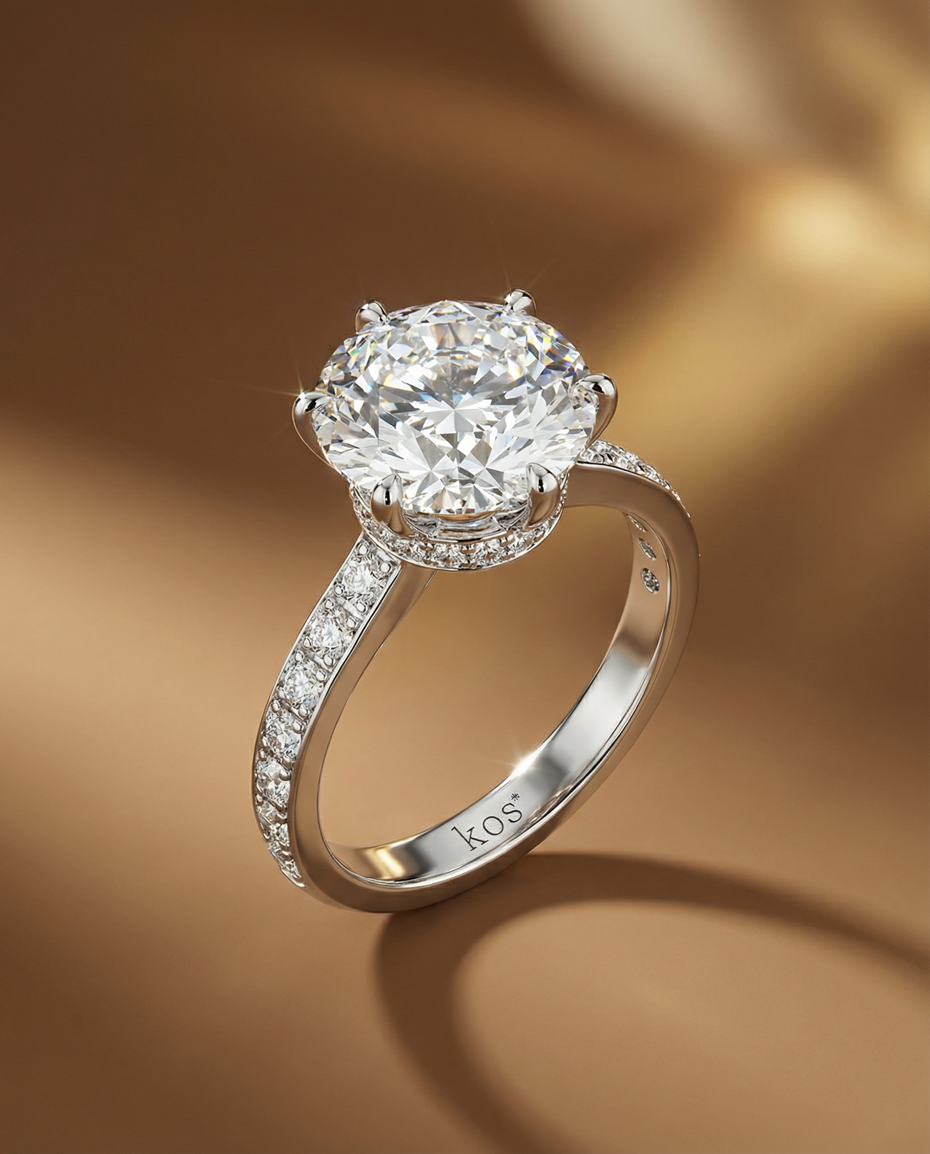 แหวนเพชรกลม มี Hidden Halo และเพชรข้างบนตัวเรือน