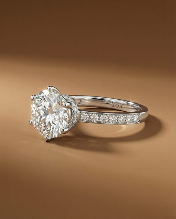 แหวนเพชรกลม มี Hidden Halo และเพชรข้างบนตัวเรือน