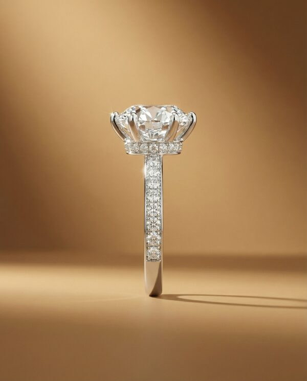 แหวนเพชรกลม มี Hidden Halo และเพชรข้างบนตัวเรือน