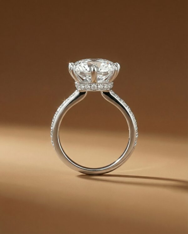 แหวนเพชรกลม มี Hidden Halo และเพชรข้างบนตัวเรือน