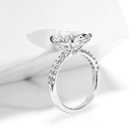 แหวนเพชร The Classic Oval Ring