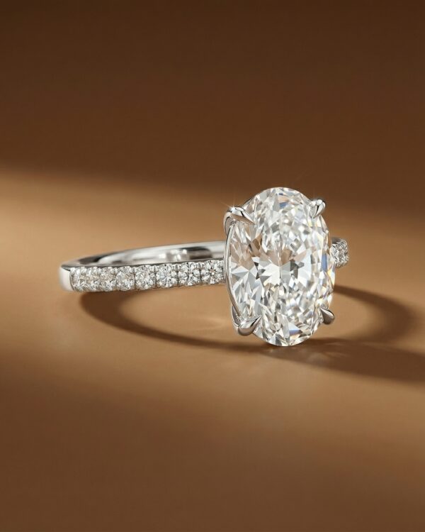 แหวนเพชรรูปไข่ ตัวเรือนเพชรบ่าข้าง Low Setting Design